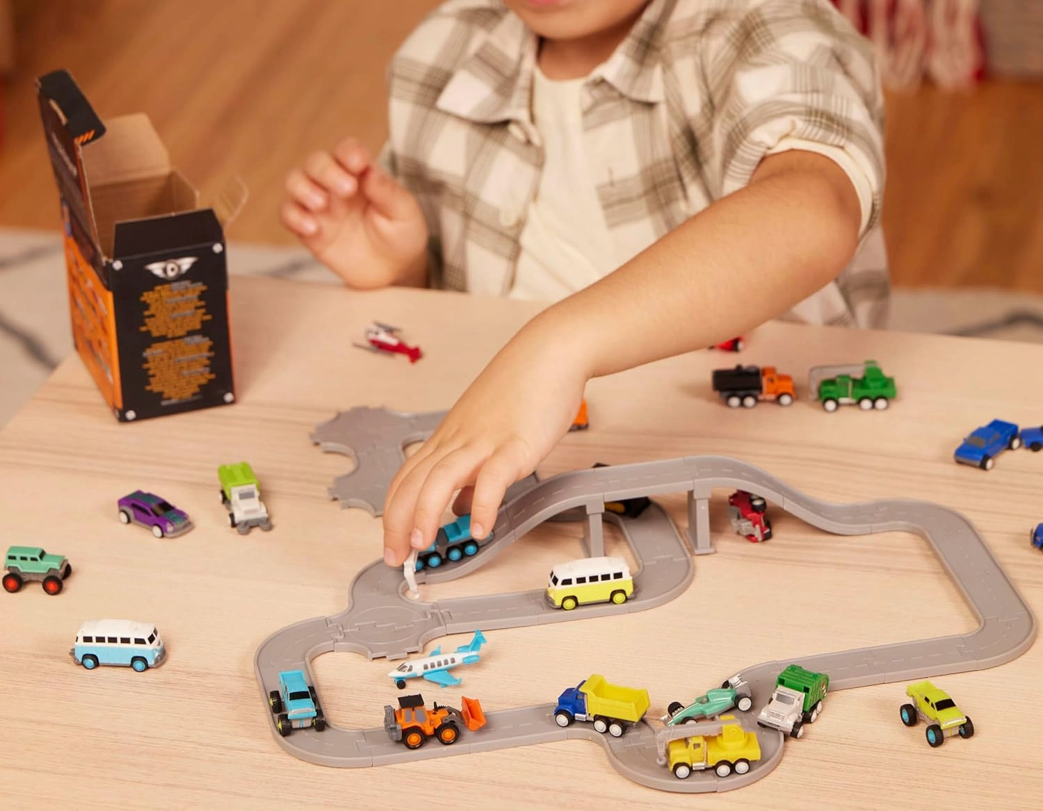 Driven by Battat – Pocket Fleet 1 – 20 Mini Toy Vehicles – Camper Van, Construction Trucks, Cement Mixer, Monster Truck, Race Car & More – Gift Toy Car Playset for Boys & Girls Age 3  [Pack of 1]