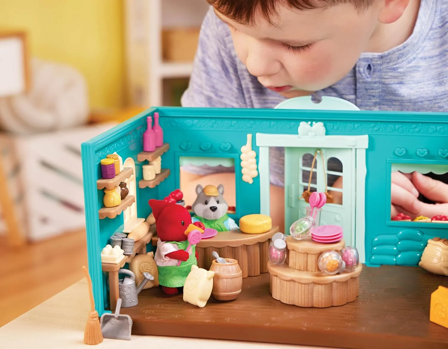 Li'l Woodzeez – General Store Dollhouse Playset 72Pcs – 2 Posable Doll Figures & 1 Storybook Included – Miniature Furnitures & Accessories – Stackable Playset for Kids 3 