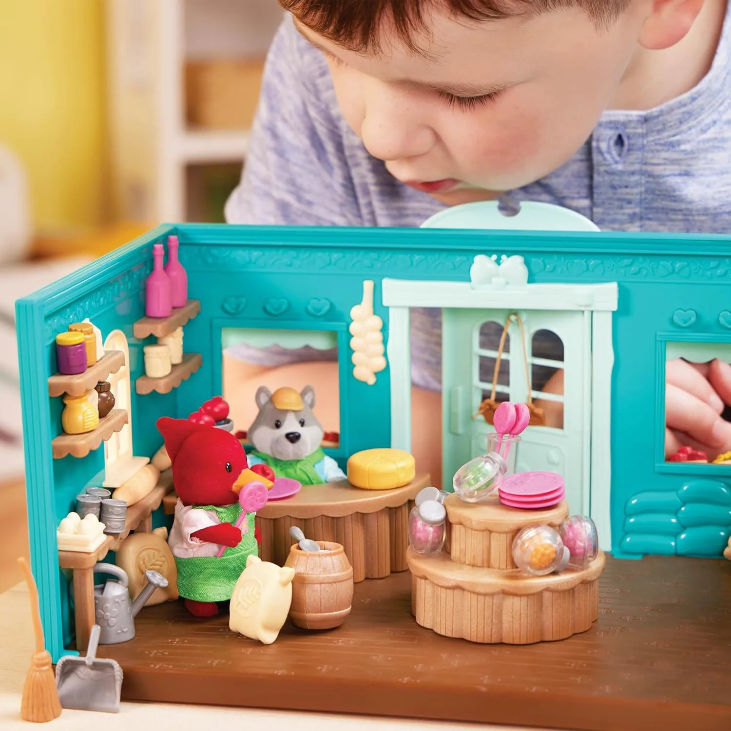 Li'l Woodzeez – General Store Dollhouse Playset 72Pcs – 2 Posable Doll Figures & 1 Storybook Included – Miniature Furnitures & Accessories – Stackable Playset for Kids 3 