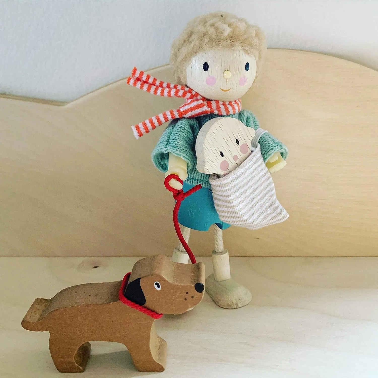 Tender Leaf Toys - The Goodwood Family - Wooden Miniatures Flexible Doll, Multicultural Action Figure for Dollhouse - Encourage Creative and Imaginative Fun Play for Children - Age 3 