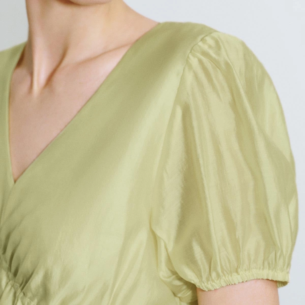 Women's Tops Short Puff Sleeve V Neck Cropped Shirt Casual Lightweight Pullover Blouse Summer